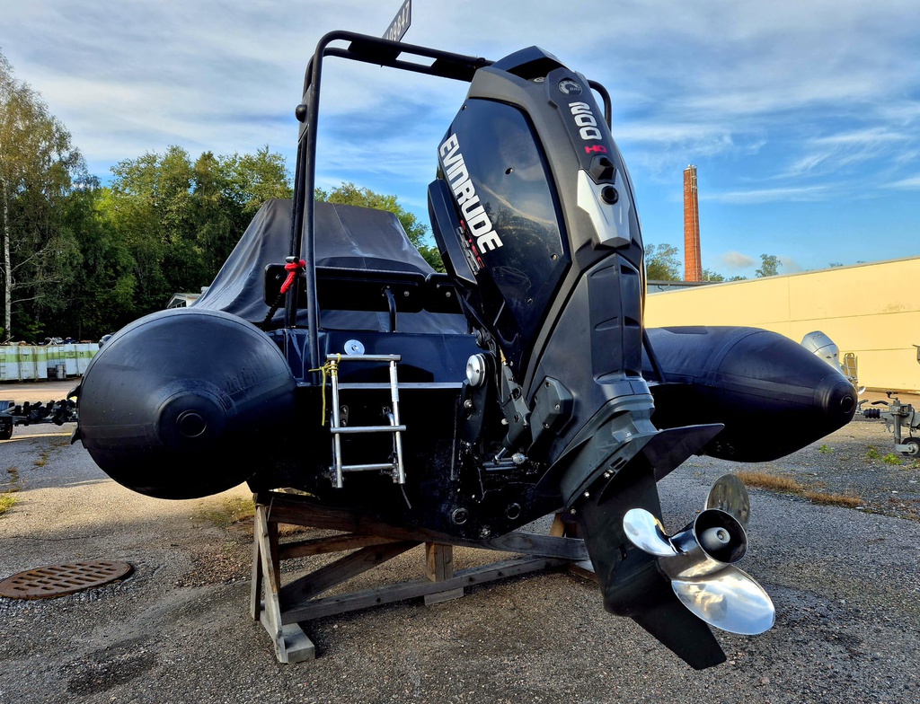 Brig Navigator 700 + Evinrude E-TEC 200